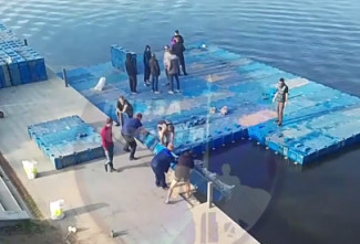 В Пензе ведётся активное возведение сцены на воде ко Дню Победы
