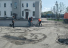В Тамале благоустраивают территорию у железнодорожного вокзала