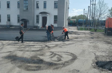 В Тамале благоустраивают территорию у железнодорожного вокзала