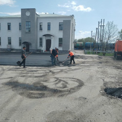 В Тамале благоустраивают территорию у железнодорожного вокзала