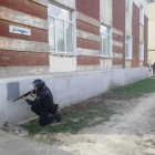 В Кузнецке средь бела дня бегали люди с автоматами