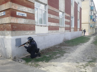 В Кузнецке средь бела дня бегали люди с автоматами