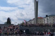 На набережной Суры проходит праздничный концерт ко Дню Победы