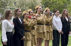 В Кузнецке студенты поздравили ветерана с Днём Победы