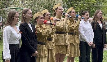 В Кузнецке студенты поздравили ветерана с Днём Победы