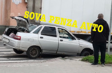 В центре Пензы в яму на дороге провалился автомобиль