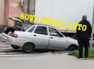 В центре Пензы в яму на дороге провалился автомобиль