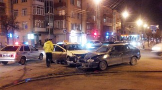 В центре Пензы произошла серьезная авария с участием такси 