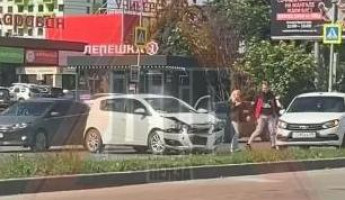 На проспекте Строителей в Пензе образовалась пробка из-за жесткого ДТП