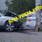 В Пензе легковушку размазало об столб, на месте работали врачи