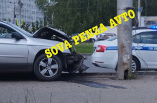 В Пензе легковушку размазало об столб, на месте работали врачи