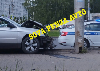 В Пензе легковушку размазало об столб, на месте работали врачи