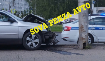 В Пензе легковушку размазало об столб, на месте работали врачи