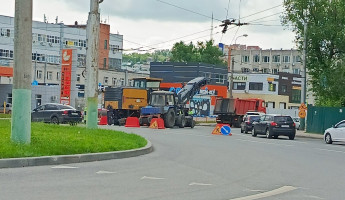 В Пензе из-за ремонтных работ образовался затор у монумента Глобус