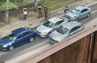 В Пензе из-за тройного ДТП парализовало улицу Маршала Крылова