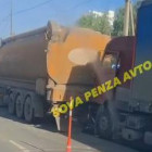 На трассе М5 в Пензе фура врезалась в автоцистерну, движение осложнено