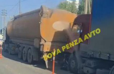 На трассе М5 в Пензе фура врезалась в автоцистерну, движение осложнено