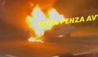 На улице Окружной в Пензе загорелся легковой автомобиль. ВИДЕО