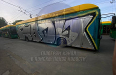 Ночью в Пензе вандалы разрисовали новый троллейбус