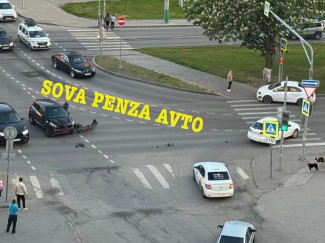 На перекрестке в центре Пензы жестко столкнулись две машины