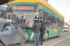 В Пензе новый троллейбус врезался в автомобиль службы такси
