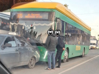В Пензе новый троллейбус врезался в автомобиль службы такси