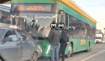 В Пензе новый троллейбус врезался в автомобиль службы такси