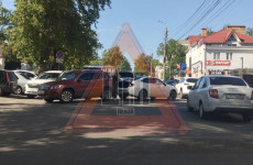 Пробка на улице Красной в Пензе: столкнувшиеся машины перекрыли дорогу