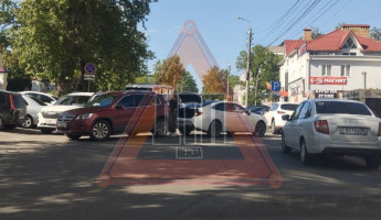 Пробка на улице Красной в Пензе: столкнувшиеся машины перекрыли дорогу