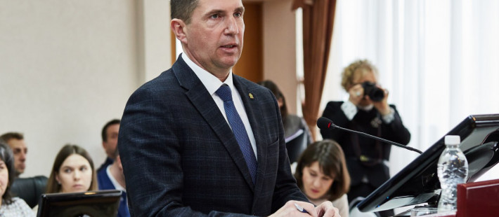 Глава Пензы Олег Денисов поздравил школьников с последним звонком Глава Пензы Олег Денисов поздравил школьников с последним звонком