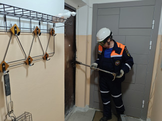 В Пензе спасатели освободили пожилого мужчину, запертого в квартире