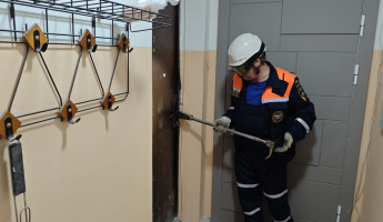 В Пензе спасатели освободили пожилого мужчину, запертого в квартире