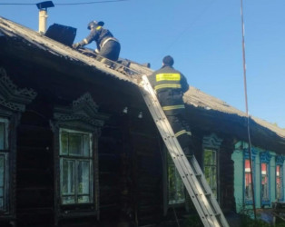 Пензенские спасатели помогли справиться с пожаром в Чаадаевке. ФОТО