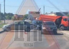 На окраине Пензы легковушка столкнулась с самосвалом, движение осложнено