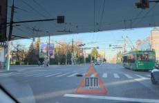На оживленном перекрестке в Пензе появился глубокий провал в асфальте