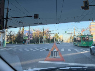 На оживленном перекрестке в Пензе появился глубокий провал в асфальте