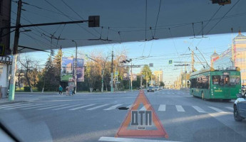 На оживленном перекрестке в Пензе появился глубокий провал в асфальте