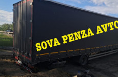 Под Пензой вылетела с трассы огромная фура