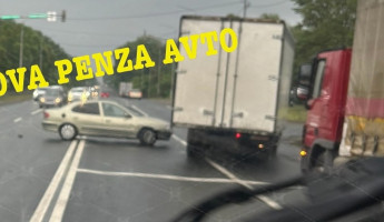 На окраине Пензы легковушка столкнулась с фургоном, движение осложнено