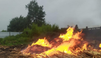 В селе под Пензой полыхнул строительный мусор