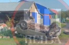 Жесткое ДТП в Пензенской области: внедорожник разрушил гараж и перевернулся