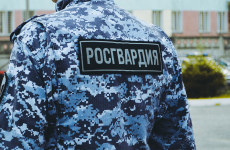 В Пензе задержали неадеквата, устроившего дебош в подъезде многоэтажки