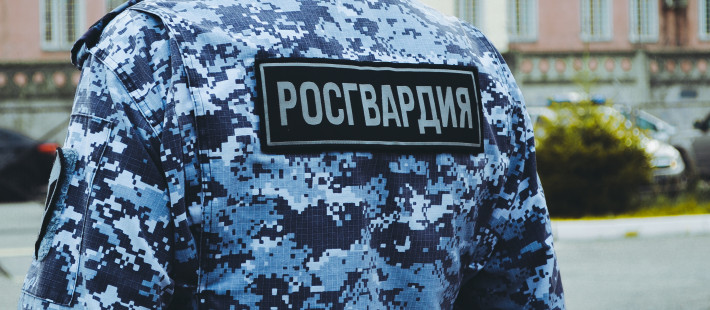 В Пензе задержали неадеквата, устроившего дебош в подъезде многоэтажки