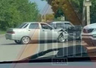 Жесткое ДТП на Барковке в Пензе: две машины разбились вдребезги