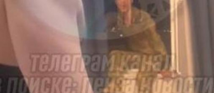 В Пензе человек в форме пытался сжечь квартиру и выпрыгнуть из окна 16 этажа В Пензе человек в форме пытался сжечь квартиру и выпрыгнуть из окна 16 этажа