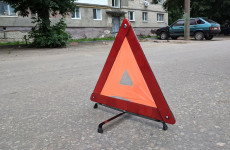 Жесткая авария в Пензенской области: ВАЗ врезался в дерево и перевернулся