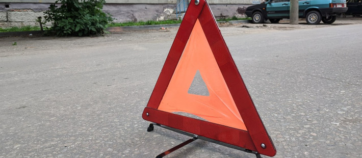 Жесткая авария в Пензенской области: ВАЗ врезался в дерево и перевернулся Жесткая авария в Пензенской области: ВАЗ врезался в дерево и перевернулся