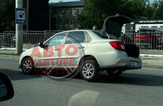На проспекте Победы в Пензе в яму на дороге провалился автомобиль