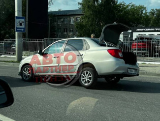 На проспекте Победы в Пензе в яму на дороге провалился автомобиль