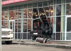 В Пензе в пятницу 13-го черная Волга въехала в витрину магазина